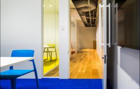 吊顶装饰现代办公室装修效果图