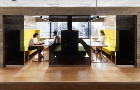 美式小型办公室办公桌椅摆设装修效果图片