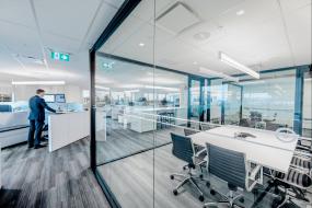 2018会议室玻璃隔断装修效果图