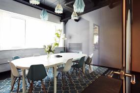 小型会议室办公桌植物布置图片大全