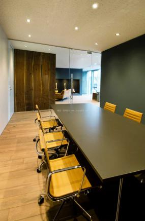 清新的会议室吊顶设计装修效果图