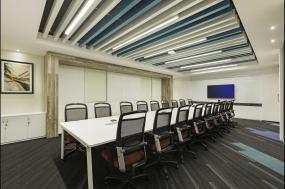 清新的会议室装修吊顶效果图