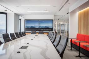 大型清新的会议室吊顶效果图