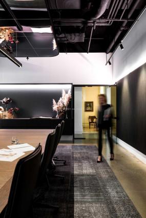 复古混搭设计风格多功能会议室效果图