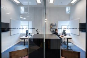 最新公司董事长办公室背景墙装修效果图