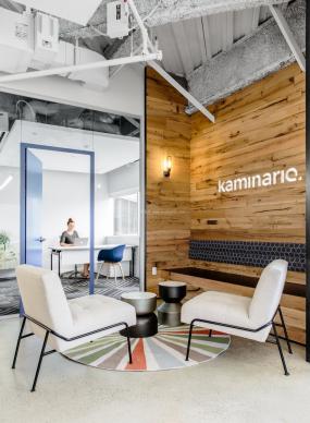 小型办公室隔断式办公桌装修图片