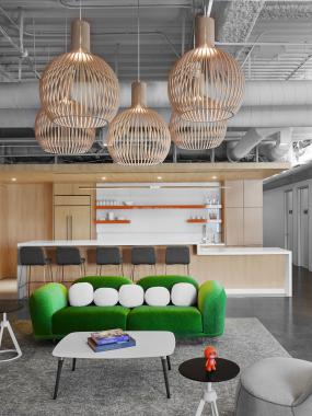 现代办公室风格办公桌摆放装修效果图片