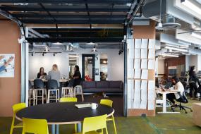 现代办公室简单装修样板间