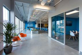 最新现代办公室办公桌摆放室内设计效果图大全