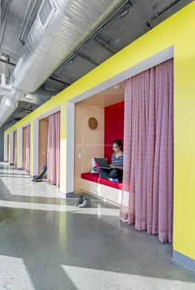 工厂式办公室装修效果图