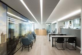 最新写字楼办公室内玻璃隔断效果图片