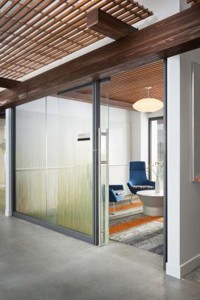 现代风格办公室玻璃隔断门装修效果图片