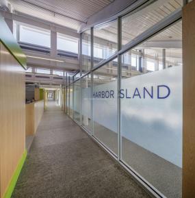 最新办公室室内玻璃隔断效果图片