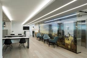 个人办公室玻璃隔断墙图片