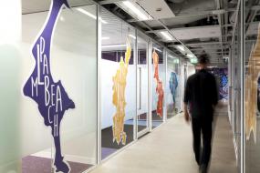 写字楼办公室玻璃隔断墙设计风格效果图