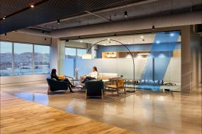 写字楼办公室玻璃隔断装修实景图