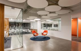 大型办公室室内隔断装修效果图片