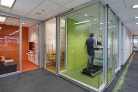 大型办公室室内玻璃隔断装修效果图