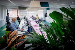 稳重厚重办公室装修高清图片