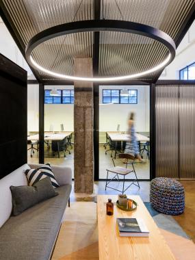 稳重厚重办公室装潢效果图