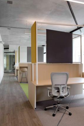 稳重厚重办公室精装修设计图片