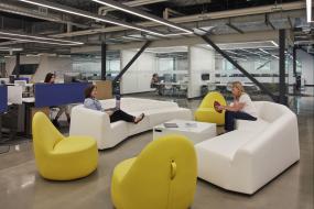 稳重厚重办公室最新室内装修图