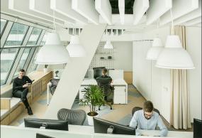 稳重厚重办公室设计装饰图