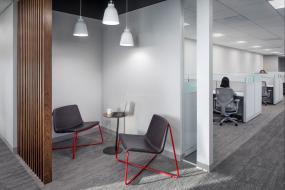 稳重厚重办公室装饰设计效果图片