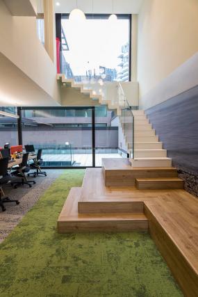 稳重厚重办公室最新室内装饰图片