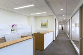 稳重厚重办公室室内装饰设计效果图图片