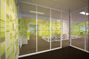 专业外国公司玻璃隔断装修设计图片