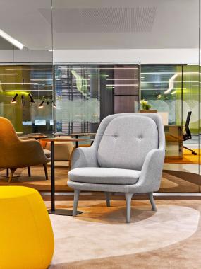 外国公司玻璃隔断装修实景图片