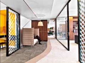 外国公司玻璃隔断装修高清图片