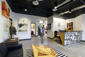 专业服装公司前台装修设计图片