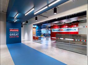 最新传媒文化公司前台装饰实景图