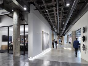 服装公司前台装饰图片