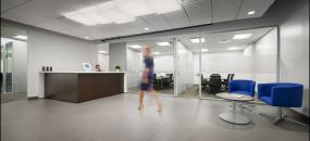 服装公司前台设计装潢图片