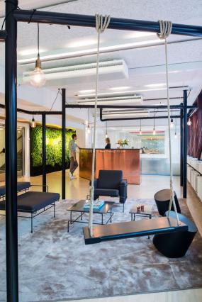 最新电影公司前台装饰实景图