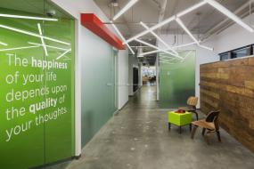 游戏公司办公室玻璃隔断装饰设计效果图片