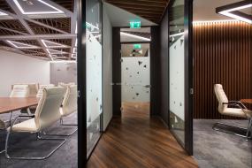 专业游戏公司办公室玻璃隔断装修设计图片