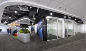 游戏公司办公室玻璃隔断设计装修效果图