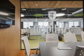 金融公司办公室玻璃隔断装修设计效果图