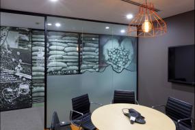 科技公司办公室玻璃隔断装潢设计效果图片