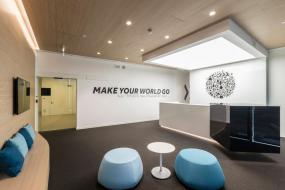 最新体育运动公司前台装饰实景图