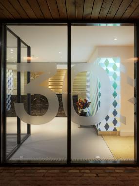 游戏公司办公室玻璃隔断设计装潢图片