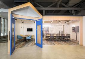 电子科技公司办公室玻璃隔断装潢设计图片