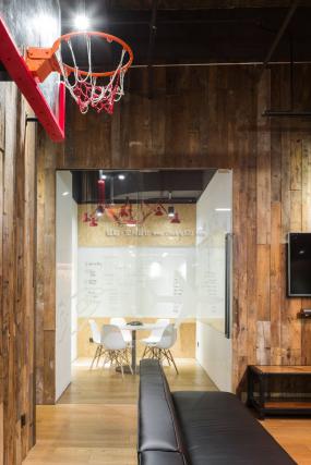 广告公司办公室玻璃隔断设计装修效果图片