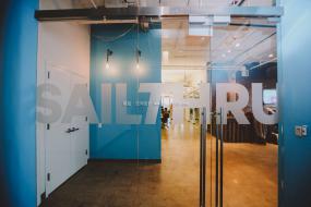 IT公司办公室玻璃隔断设计装饰图