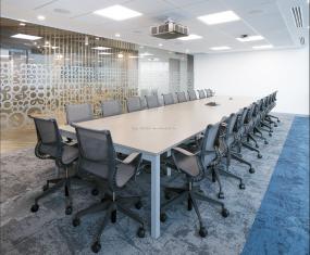 互联网公司办公室玻璃隔断装修高清效果图