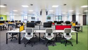 高档电子科技公司办公室玻璃隔断装修图片